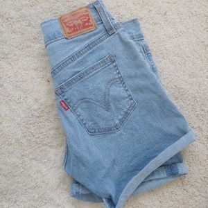Light Wash Levi Midi Shorts size 26